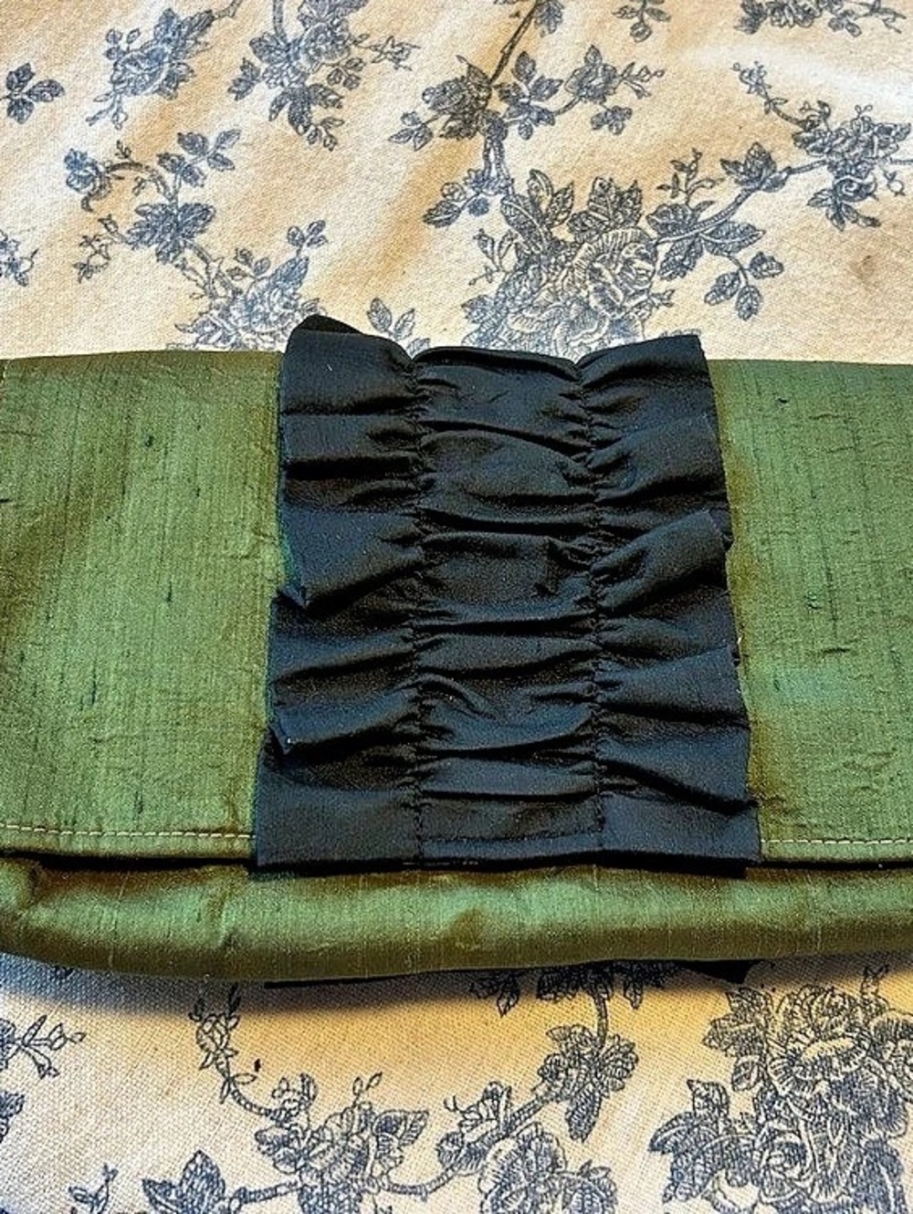 1154 Lill Studio Green Striped Ruched Clutch